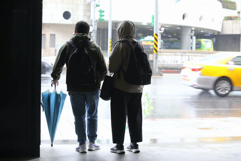 ▲今（3）日午後迎來雨彈狂轟，中央氣象局針對15縣市發出豪大雨特報，預報指出猛烈雨勢會一路深夜。（圖／記者陳明中攝）