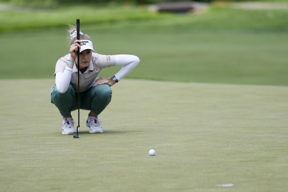 ARCHIVO - Nelly Korda calibra un putt en el cuarto green durante la primera ronda del Abierto de Estados Unidos femenino de golf en el campo del Lancaster Country Club, el jueves 30 de mayo de 2024, en Lancaster Thursday, May 30, 2024, in Lancaster, Pennsylvania. (AP Foto/Matt Rourke)