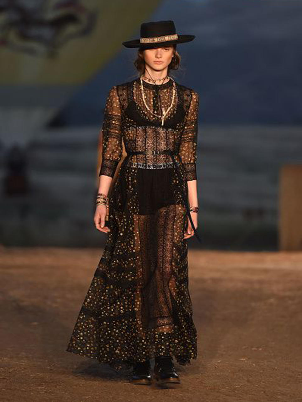 <p>Kennzeichen der Dior-Resort-Show 2018: der ins Gesicht gezogene Hut. Ihre Inspiration für die Zwischenkollektion fand Designerin Maria Garzia Chiuri übrigens in den Höhlenmalereien von Lascaux. (Bild-Copyright: Getty Images via Yahoo Canada) </p>