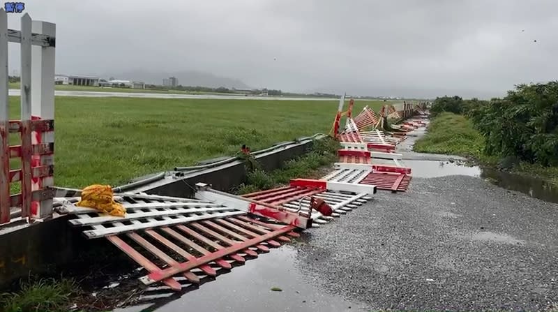 颱風海葵帶來強風，台東3日出現不少災情，圖為台東市豐年機場周邊圍籬倒塌。（中央社）
