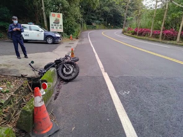 ▲新北市夏姓男子騎乘BMW古典重機K1000，自撞路旁水泥護欄。（圖／翻攝畫面）