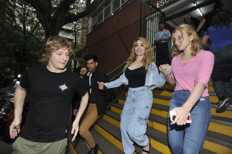 Pasadas las 17 y ante una gran cantidad de vecinos y curiosos, Fátima Florez hizo su entrada al colegio asignado para su voto en el barrio porteño de Recoleta