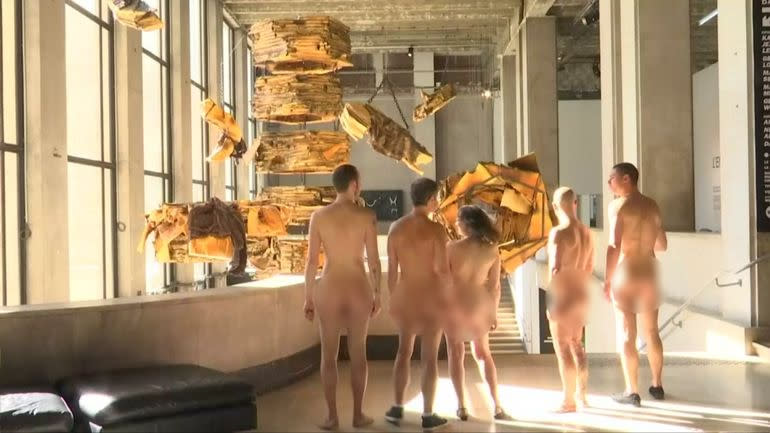Los visitantes dejaron sus prendas en el guardarropas del museo y recorrieron las instalaciones completamente desnudos. Foto: Instagram.com/palaisdetokyo