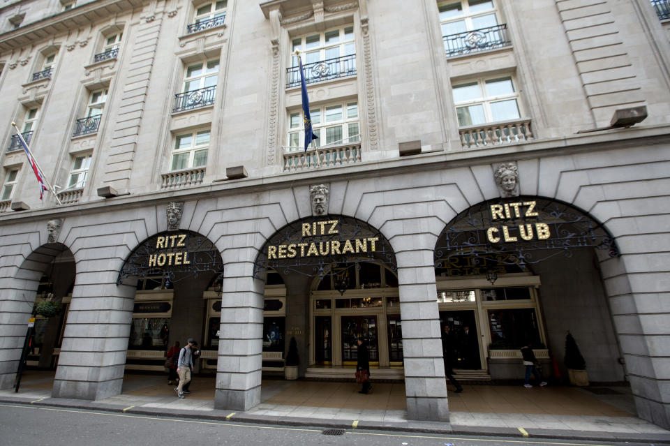 A pedestrian walks past the Ritz Hotel, where former Prime Minister Margaret Thatcher had been living, in central London April 8, 2013. Thatcher, the "Iron Lady" who dominated British politics for two decades, died on Monday following a stroke, a spokesman for her family said. She was 87.   REUTERS/Neil Hall    (BRITAIN - Tags: POLITICS SOCIETY OBITUARY)