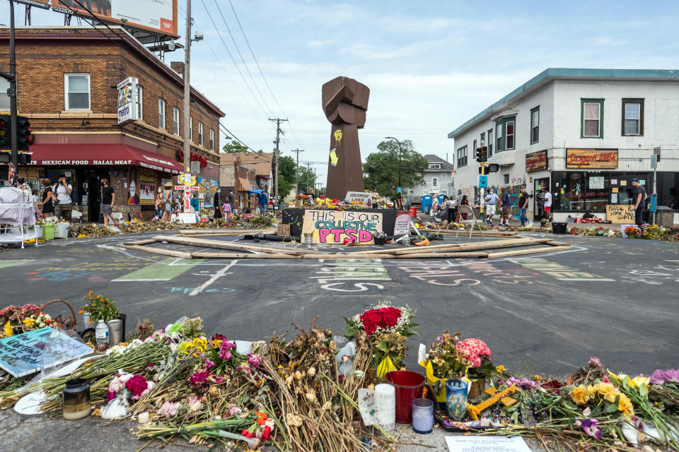 Fuera de Cup Foods, en una intersección de la Calle 38 y la Avenida Chicago en Minneapolis, el monumento conmemorativo a George Floyd está repleto de flores, letreros y mensajes de gente que vino a rendirle homenaje, el 15 de junio de 2020. (Caroline Yang/The New York Times)