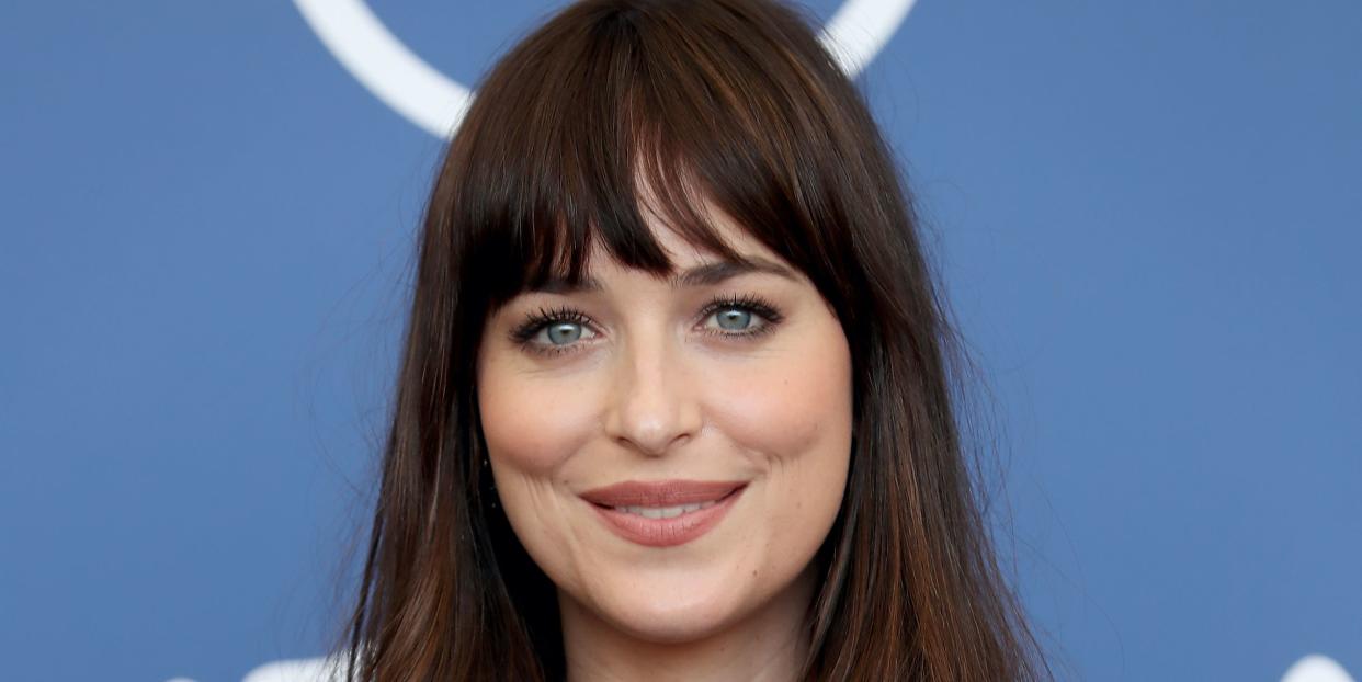 dakota johnson light brunette babylights hair colour