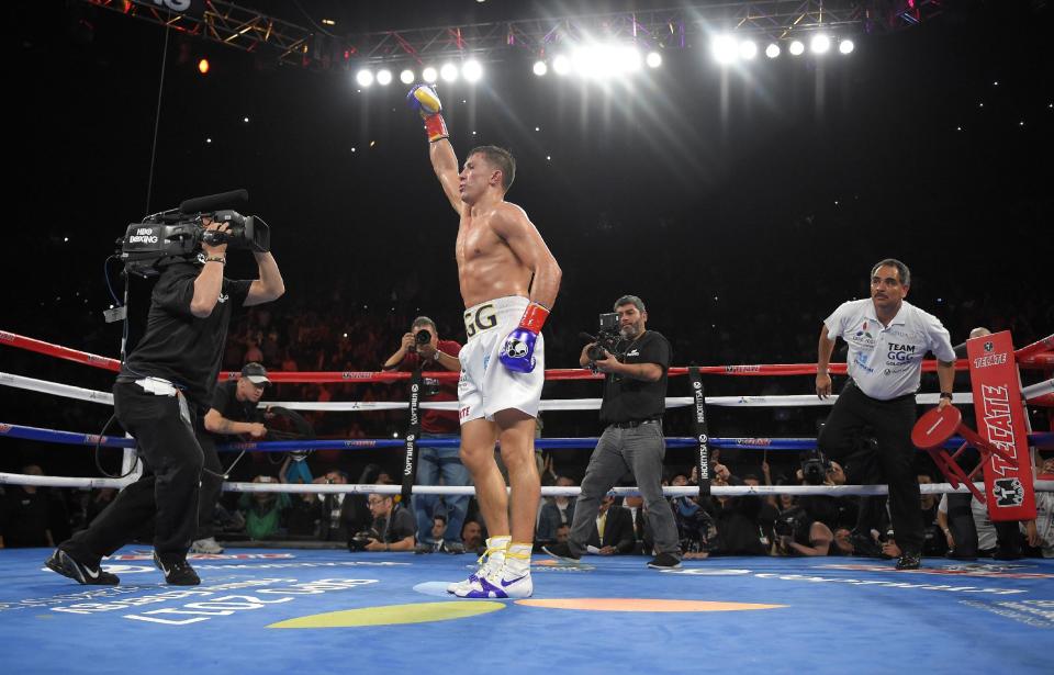 El kazajo Gennady Golovkin celebra tras vencer a Willie Monroe Jr. en una pelea por el peso mediano, el sábado 16 de mayo de 2015 en Inglewood, California. (AP Foto/Mark J. Terrill)