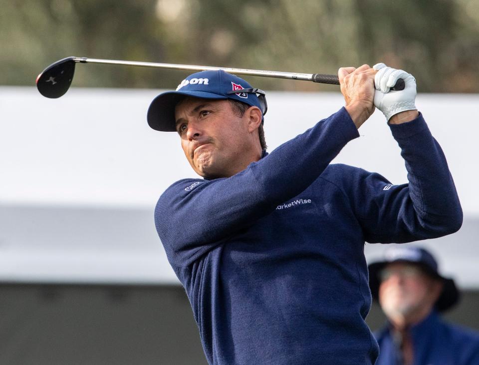 Kevin Kisner sale en el 10 para comenzar la Ronda 2 de The American Express en La Quinta Country Club en La Quinta, California, el viernes 19 de enero de 2024.