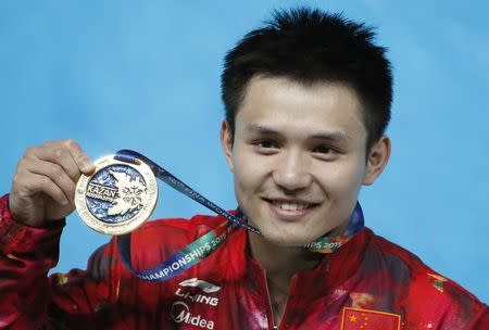 China's Qiu Bo poses with his gold medal after winning the men's 10m platform final at the Aquatics World Championships in Kazan, Russia, August 2, 2015. REUTERS/Stefan Wermuth