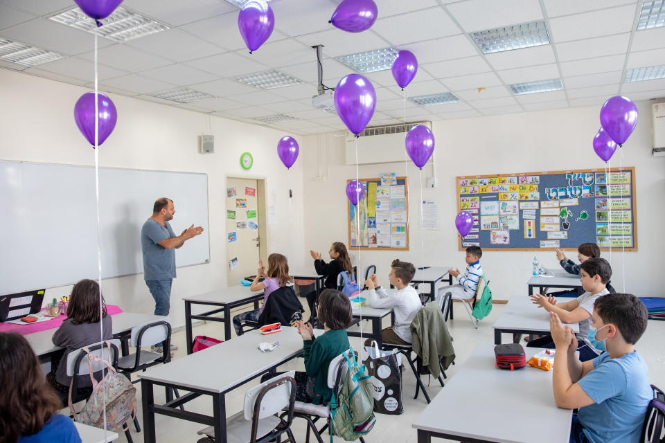 TEL AVIV, ISRAEL - MAY 05: Third grade children in Tel Nordau school on the first day of school after over a month and a half that schools were closed due to the Coronavirus on May 05, 2020 in Tel Aviv, Israel. There are over 16,000 reported cases of COVID-19 in the country, with more than 200 deaths. (Photo by Guy Prives/Getty Images)