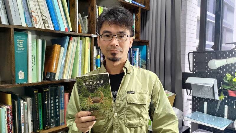 李政璋發現多種新紀錄及新種陸蟹 國立中山大學海洋生物科技暨資源學系博士李政璋是 國內知名螃蟹專家，著有陸蟹圖鑑等著作，他自學生 時代就對蟹類產生濃厚興趣，陸續發現多達23種新紀 錄及19種新種陸蟹。 中央社記者蔡孟妤攝  113年6月29日 