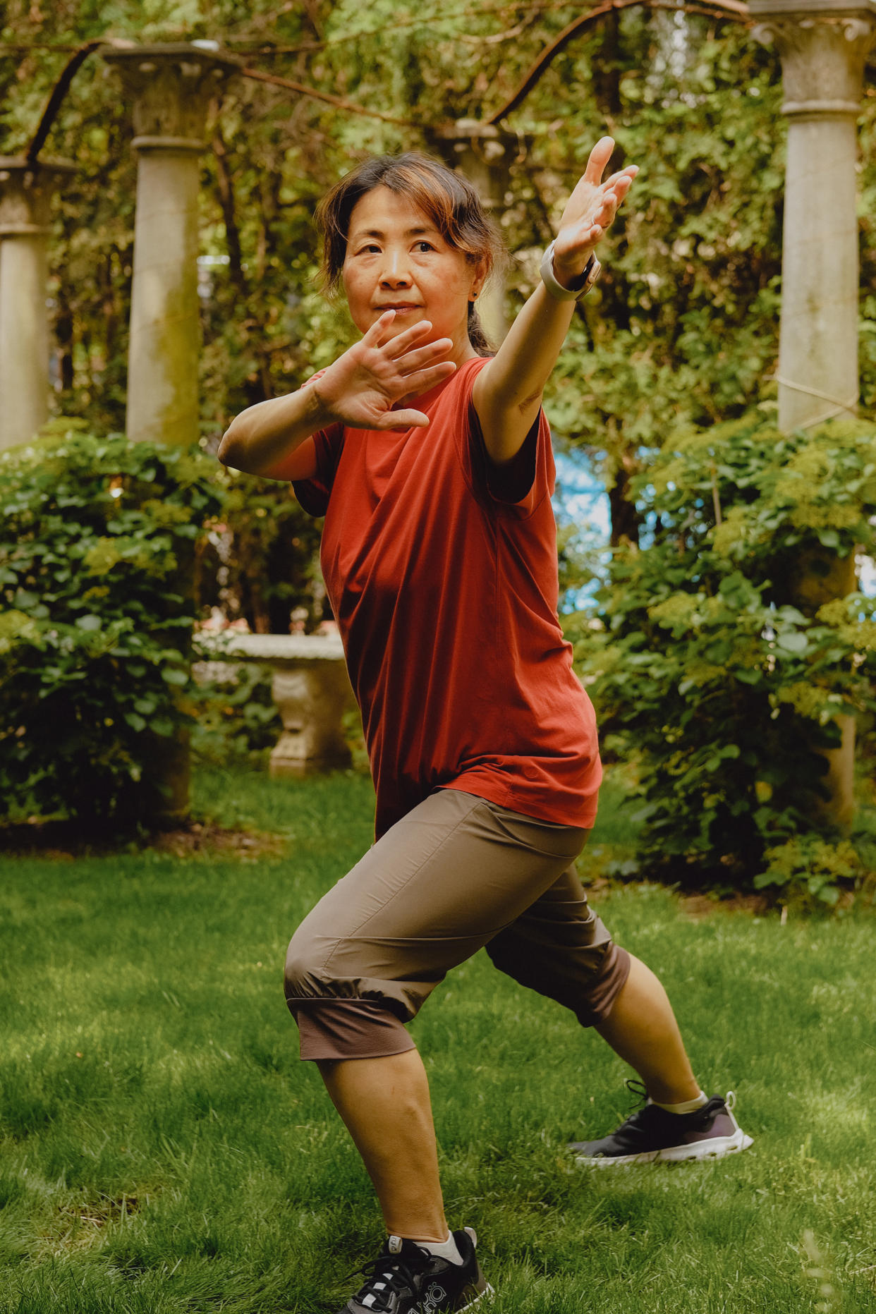 Sherry Zhang dirige una clase de taichí en Nueva York, el 11 de junio de 2023. (Isabelle Zhao/The New York Times).