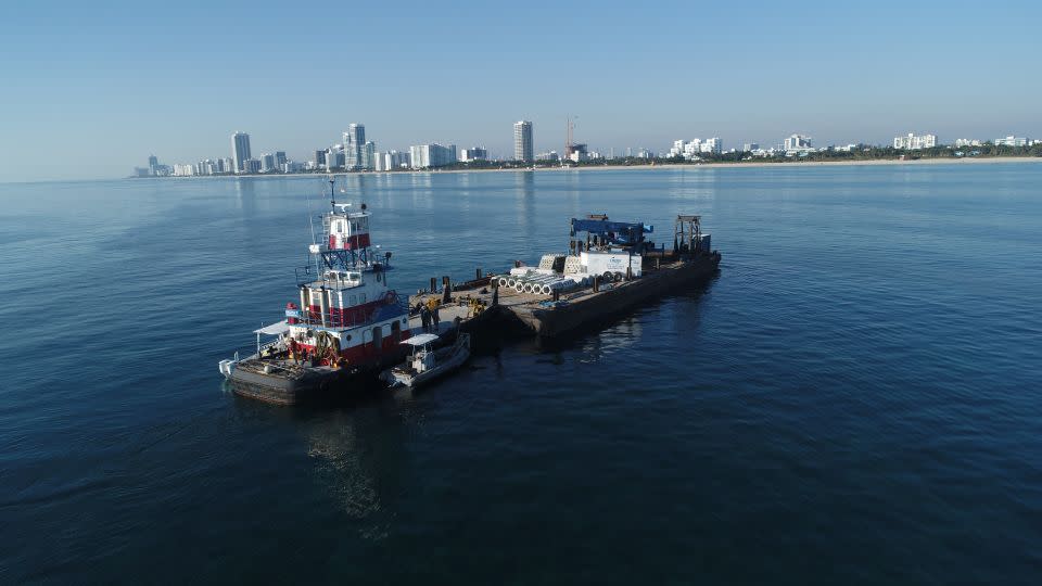 Το έργο ECoREEF, που απεικονίζεται εδώ σε μια φορτηγίδα πριν από την ανάπτυξη, είναι ένα πείραμα δύο ετών για να ελεγχθεί εάν οι δομές υβριδικών υφάλων μπορούν να βελτιώσουν την ανθεκτικότητα των ακτών και την επιβίωση των κοραλλιών.  - Πανεπιστήμιο του Μαϊάμι