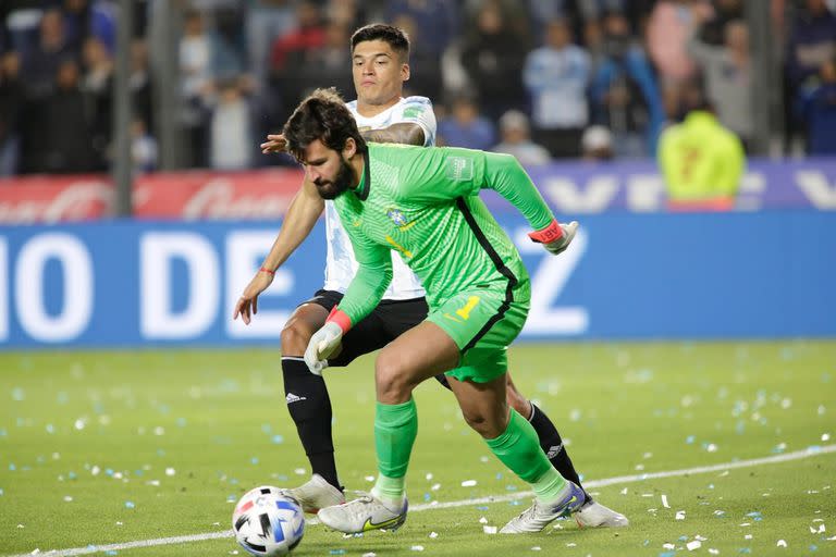 Joaquín Correa, uno de los ingresados en el comienzo del segundo tiempo, ante el arquero Alisson.