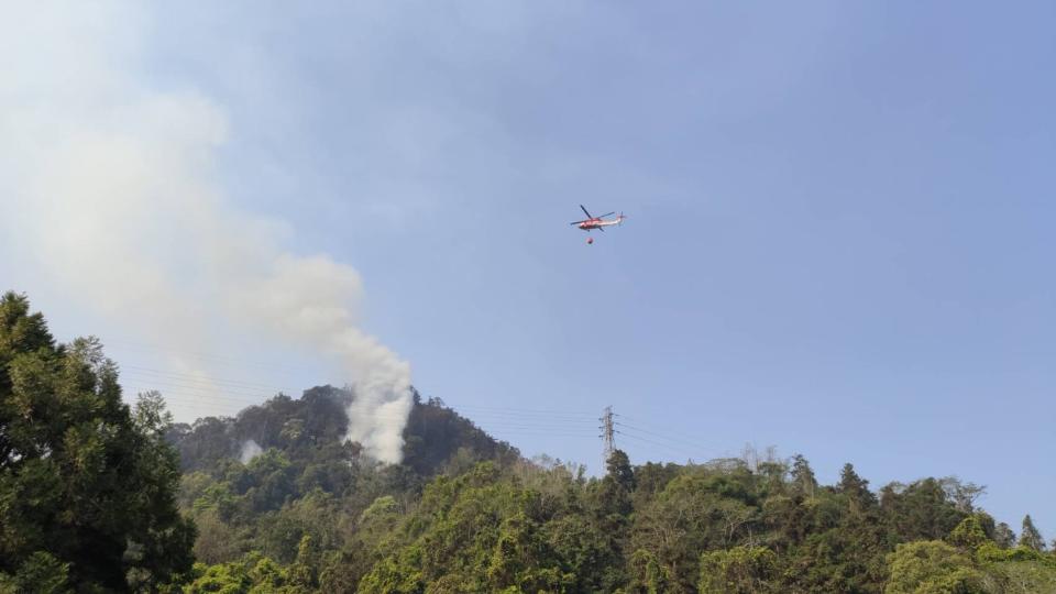 南投縣魚池鄉12日發生山林火警，內政部空中勤務總隊13日派直升機從日月潭取水協助空中滅火。南投林管處表示，希望在陸空聯合搶救下，能盡速控制火勢。（魚池鄉公所提供）