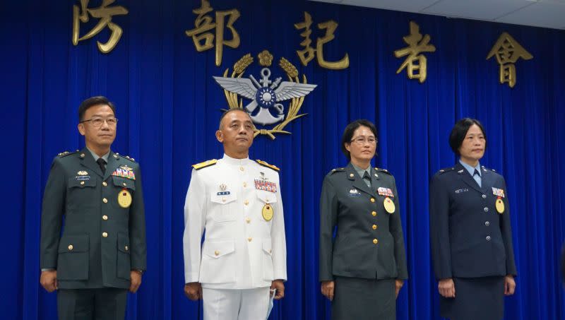 ▲「中華民國111年上半年陸海空軍晉任將官勗勉典禮」，由左至右陸軍航特部指揮官張台松中將、陸戰隊指揮部參謀長魏孝智少將、馬防部政戰主任龔瓊玉少將、通次室發規處處長蕭人瑾少將。(圖／記者呂炯昌攝，2022.06.26)