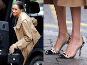 <p>Für ihren ersten offiziellen Auftritt im neuen Jahr setzte Herzogin Meghan auf stylische Accessoires. Nicht nur ihr Mini-Koffertäschchen von Victoria Beckham ist absolut angesagt, sondern auch ihre Ohrringe mit multiplem Piercing-Effekt. Ein Trend-Piece stahl sogar ihrer Babykugel die Show: Meghans High Heels von Gianvito Rossi mit Kuhflecken-Muster und PVC-Einsatz! (Bilder: Getty Images) </p>