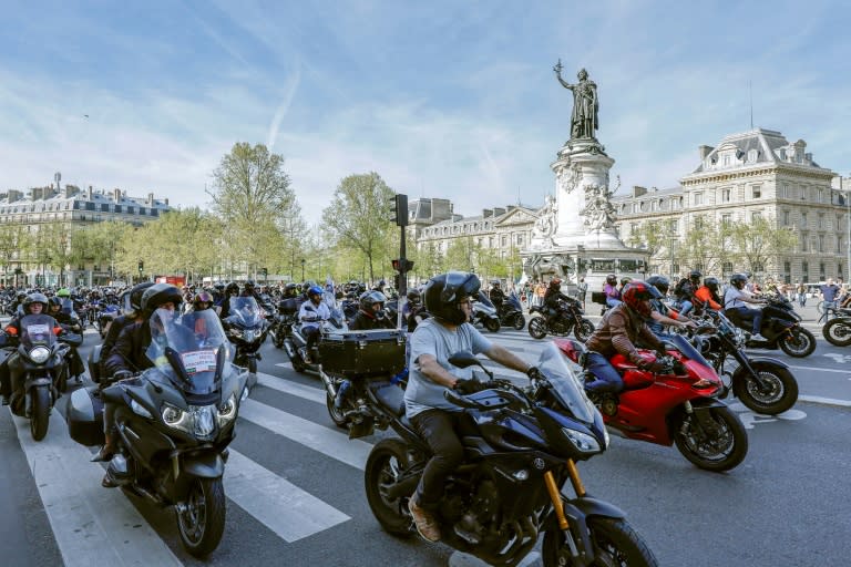 Tausende Motorradfahrer haben in Paris gegen eine TÜV-Pflicht protestiert, die in Frankreich am Montag in Kraft tritt. Sie versammelten sich am Arc de Triomphe im Westen der französischen Hauptstadt und fuhren laut dröhnend bis in der Osten. (STEPHANE DE SAKUTIN)