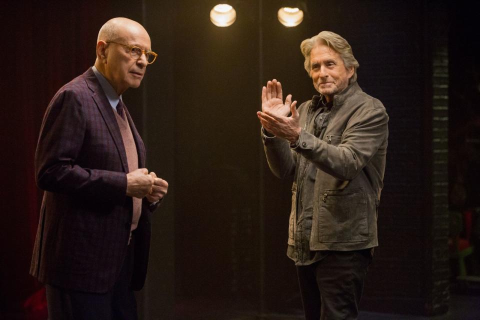 Älterwerden in Los Angeles, der Stadt der Jugend und Schönheit? Sicherlich kein Zuckerschlecken. Doch der Schauspielaltstar Sandy Kominsky (Michael Douglas, rechts) und sein Agent Norman Newlander (Alan Arkin) stellen sich dieser Herausforderung im Netflix-Original "The Kominsky Method". 2021 erschien die abschließende dritte Staffel. (Bild: Mike Yarish/Netflix)