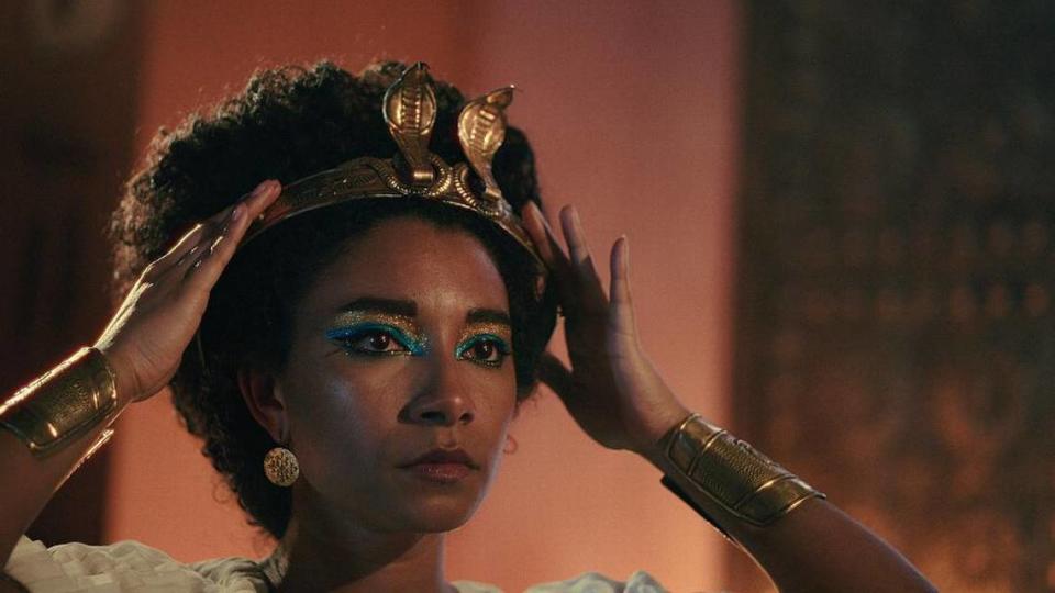 Adele James como Cleopatra en el drama documental de Netflix “Queen Cleopatra”.