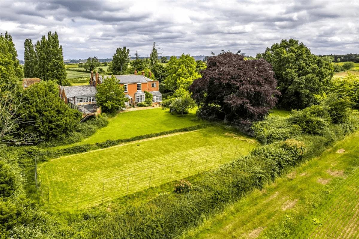Zoopla: Beautiful farm in Pershore on the market for nearly £5,000,000 <i>(Image: Zoopla)</i>