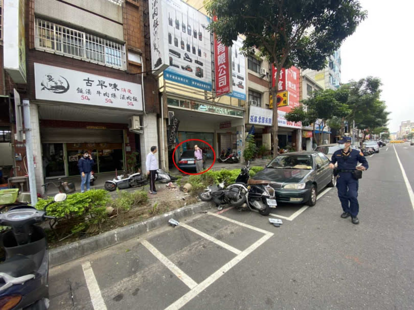 綠色轎車疑車速過快，閃避路口迴轉休旅車，撞進騎樓店家，現場相當凌亂。（圖／翻攝畫面）