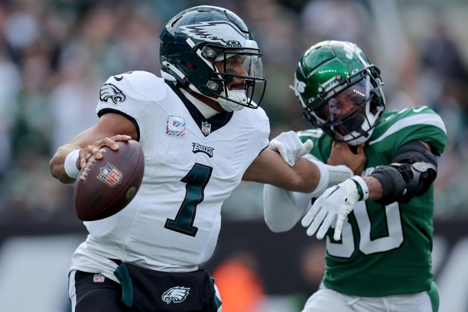 Eagles quarterback Jalen Hurts looks to pass against the Jets in the first half.