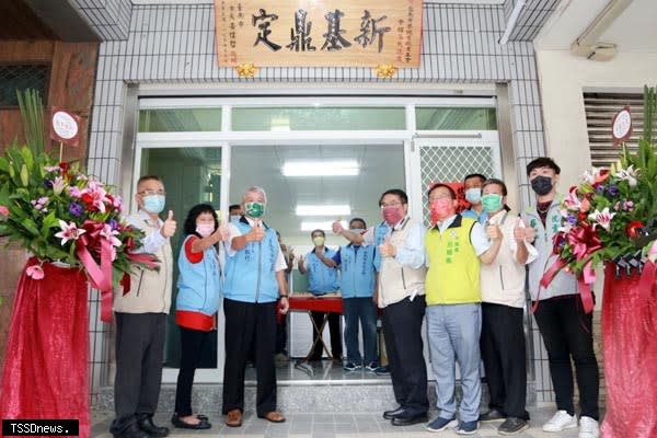 南市餐飲工會遷新址，市長黃偉哲特贈匾慶賀「新基鼎定」，期勉理事長劉檄穆率會員持續精進餐飲專業知識，發揮所長，締造南市成為美食王國。（記者李嘉祥攝）