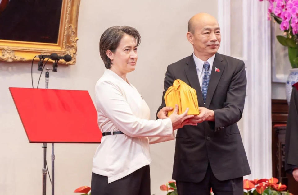 立法院長韓國瑜授予副總統之印給副總統蕭美琴（圖／翻攝韓國瑜臉書）