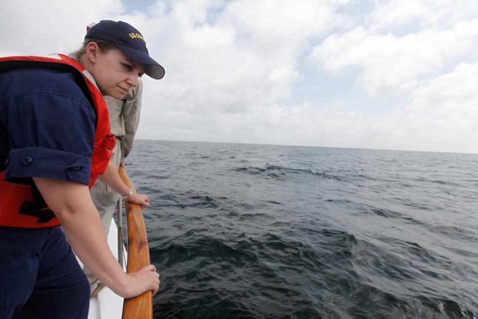 Una oficial de la Guardia Costera de EEUU inspecciona un área contaminada en el Golfo de México. (Reuters/Colin Hackley)