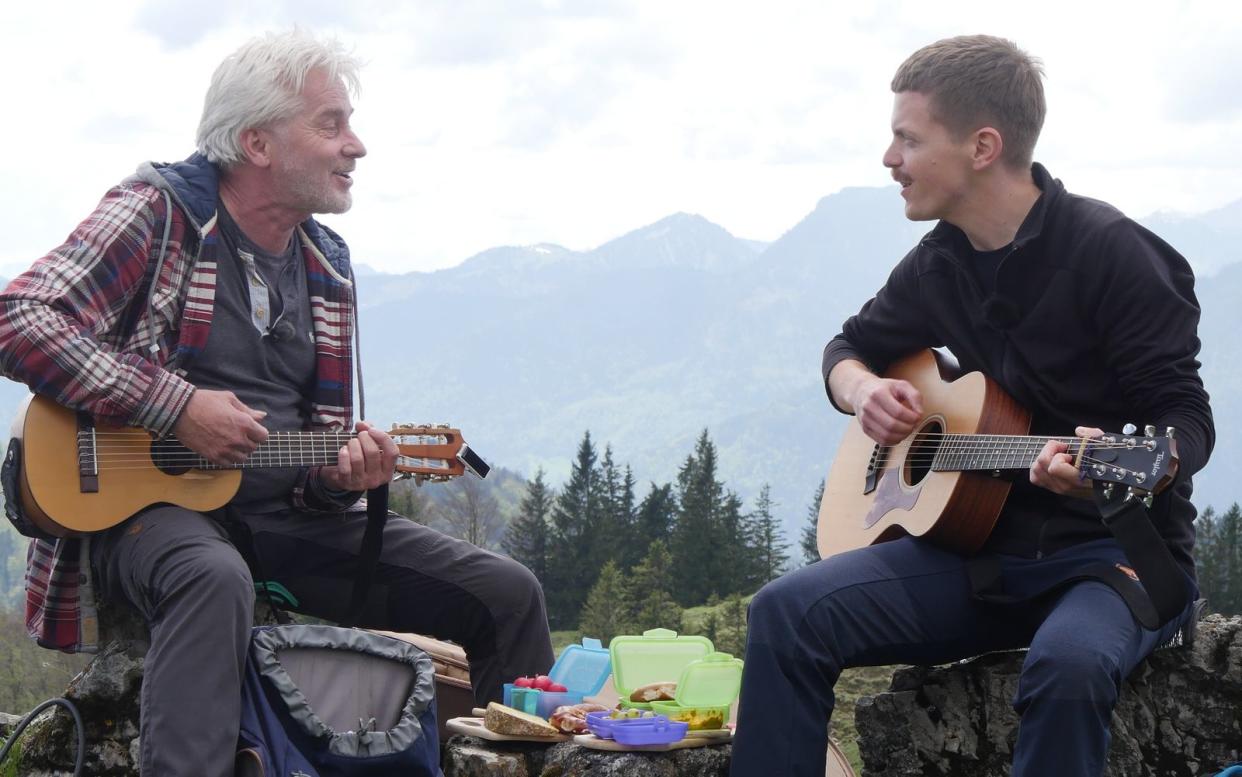 Beim BR-"Gipfeltreffen" (Pfingstmontag, 29. Mai, 17.45 Uhr) packt Ferdinand Hofer (rechts) die Gitarre aus - und stimmt ein Lied mit Werner Schmidbauer an. (Bild: BR/Werner Schmidbauer)