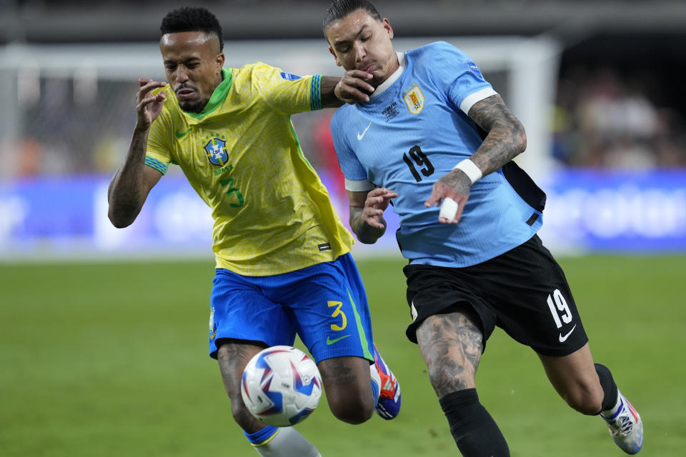 El brasileño Eder Militao (izquierda) y el uruguayo Darwin Núñez pugnan por el balón en el partido de los cuartos de final de la Copa América, el sábado 6 de julio de 2024, en Las Vegas. (AP Foto/Godofredo A. Vásquez)