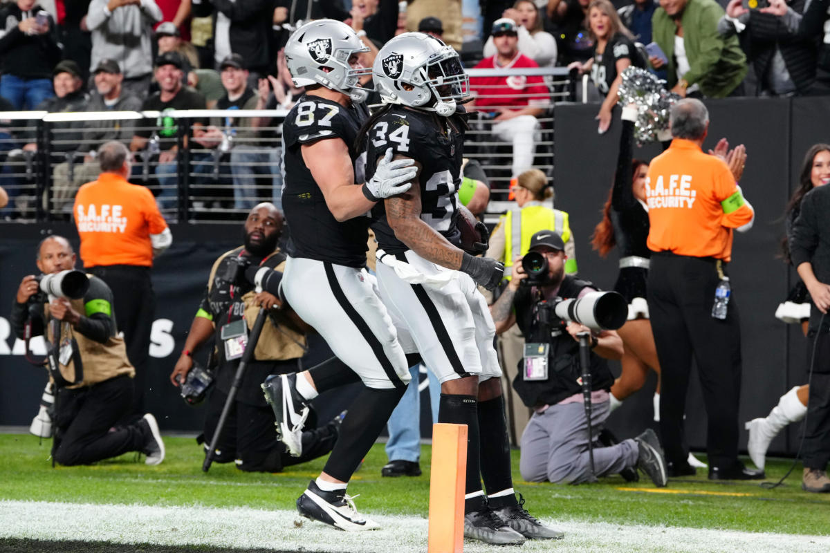 Raiders score franchise record 63 points, blowout Chargers Yahoo Sports