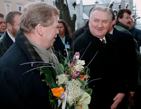 Slovak President Michal Kovac (R) looks at his Czech counterpart Vaclav Havel in Levoca in this January 23, 1998 file photo. REUTERS/File Photo