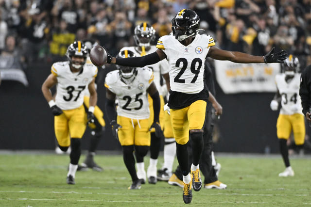 Kenny Pickett passes for 2 touchdowns as Pittsburgh Steelers top