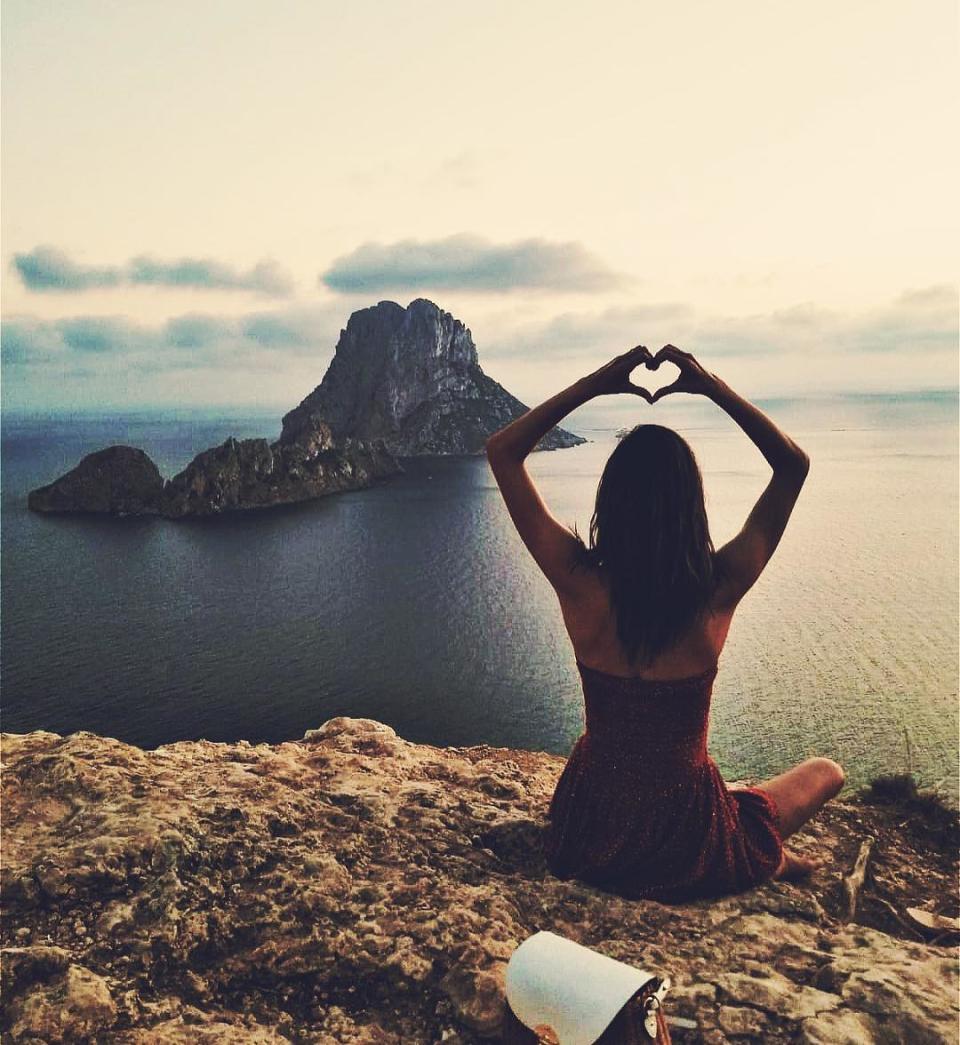 <p>Aquí la podemos ver contemplando el islote de Es Vedrà desde Ibiza y dibujando un corazón con sus manos. (Foto: Instagram / <a rel="nofollow noopener" href="http://www.instagram.com/alessandraambrosio/" target="_blank" data-ylk="slk:@alessandraambrosio;elm:context_link;itc:0;sec:content-canvas" class="link ">@alessandraambrosio</a>). </p>