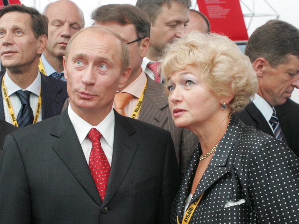 Russian President Vladimir Putin (C), Transport minister Igor Levitin (L) and senator Lyudmila Narusova (R) during the Kuban Economic forum in Sochi, Russia on September 30, 2006