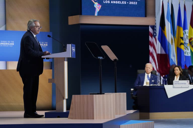 El presidente argentino, Alberto Fernández, habla durante la sesión plenaria de apertura de la Cumbre de las Américas