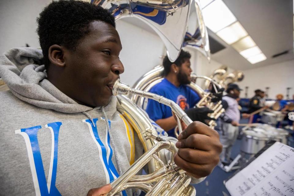Rashaud Marcelin, estudiante de música que va a cursar su último año en la Universidad Memorial de la Florida (FMU), tocando la tuba el viernes 9 de junio de 2023, en Miami Gardens, la Florida.