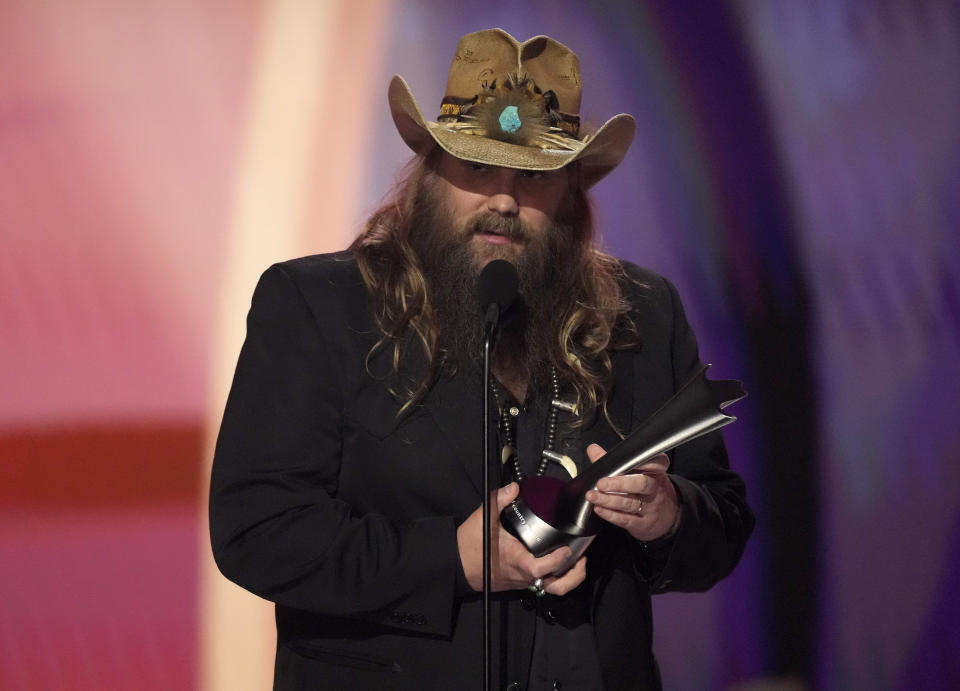Chris Stapleton recibe el premio a artista del año en la 58a entrega anual de los Premios de la Academia de Música Country el jueves 11 de mayo de 2023, en el Ford Center en Frisco, Texas. (Foto AP/Chris Pizzello)