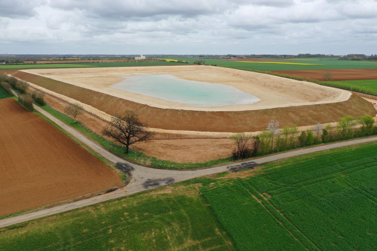 Vue aérienne prise le 11 avril 2023 d’une réserve d’eau (« méga bassine ») pour l’irrigation agricole en cours de construction, à Sainte-Soline, dans les Deux-Sèvres.