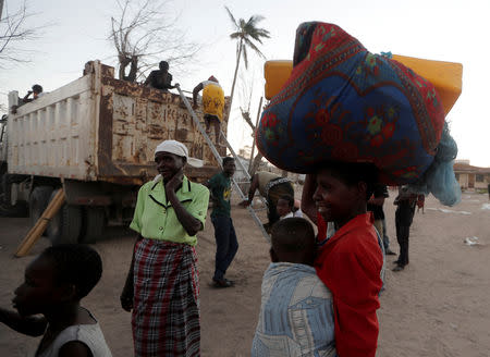Displaced people arrive at a camp, from a school where they were taking refuge, in the aftermath of Cyclone Idai in Beira, Mozambique March 30, 2019. REUTERS/Zohra Bensemra