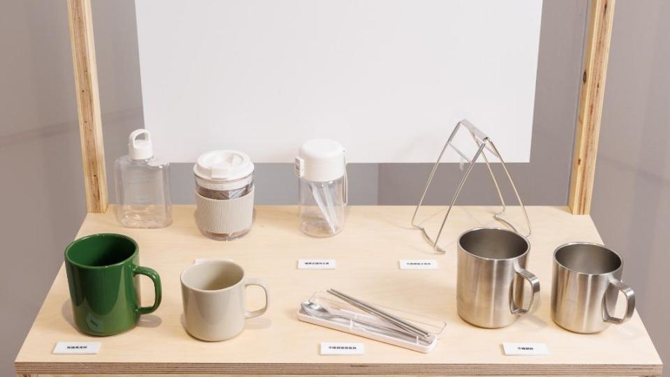 炻器餐具(左下)、不鏽鋼廚具與餐具(右下+右上)、透明水壺(左上)