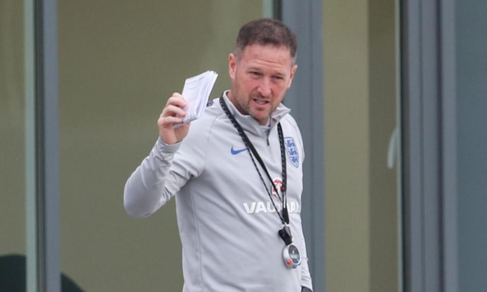 Steve Holland apologises to England players for team-sheet blunder