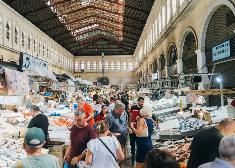 Turistas y ciudadanos compran pescado en el mercado central de Atenas, el 9 de septiembre de 2023. Es una de las economías europeas de más rápido crecimiento y, aunque los inversores y los turistas acuden en masa al país, los griegos aún recuerdan las medidas de austeridad.