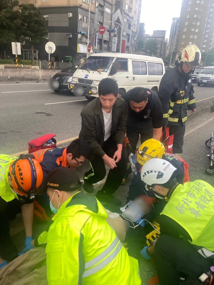 警消將駕駛送醫。新北市消防局提供