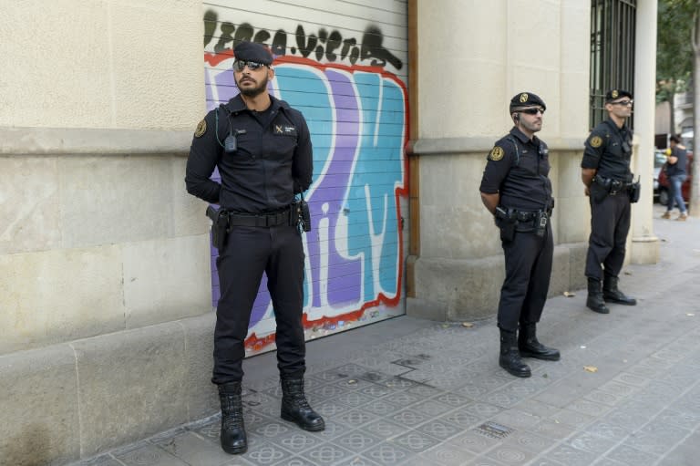 Police stand guard outside the headquarters of a foundation belonging to Catalonia's ruling separatist CDC (Convergencia Democratica Catalunya) in Barcelona on August 28, 2015