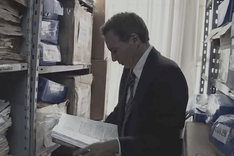 Nisman, con el expediente de la AMIA, tal como se lo muestra en el documental