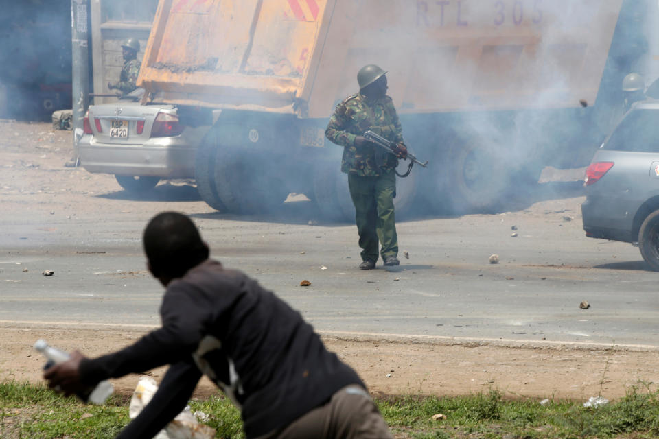 <p>Policemen attempt to disperse supporters of Kenyan opposition leader Raila Odinga of the National Super Alliance (NASA) coalition upon his return in Nairobi, Kenya, Nov. 17, 2017. (Photo: Baz Ratner/Reuters) </p>