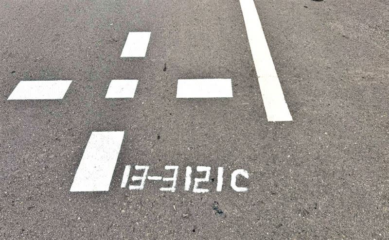 彰化伸港鄉中山東路的路面最近出現一個「神秘十字標」，引發居民好奇 。（圖／議員賴清美提供）